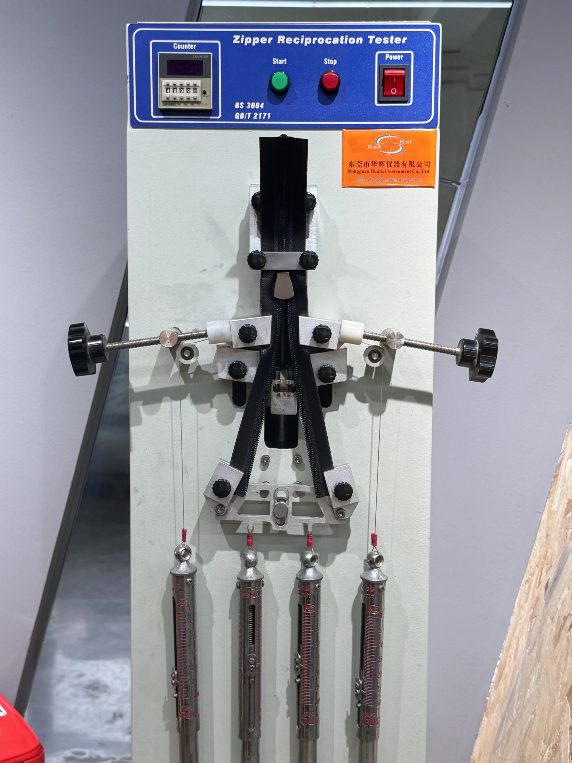Cross-section diagram of closed airtight zipper showing TPU sealing flanges